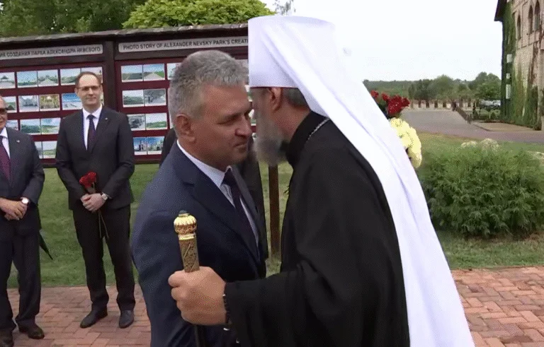 Sărutul Mitropolitului în cetatea Tighinei sau câtă demnitate se ascunde sub „sutană”